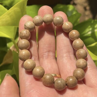 Có nên đeo vòng trầm kiến hương không?