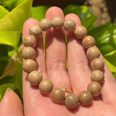 Cách đeo vòng trầm kiến hương chuẩn