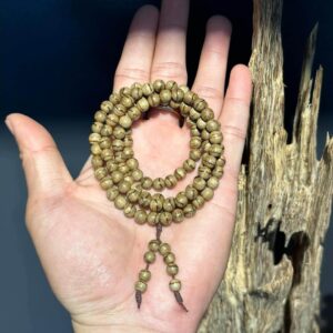 có nên đeo vòng trầm kiến hương không