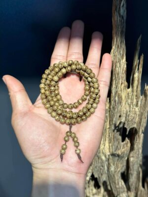 có nên đeo vòng trầm kiến hương không